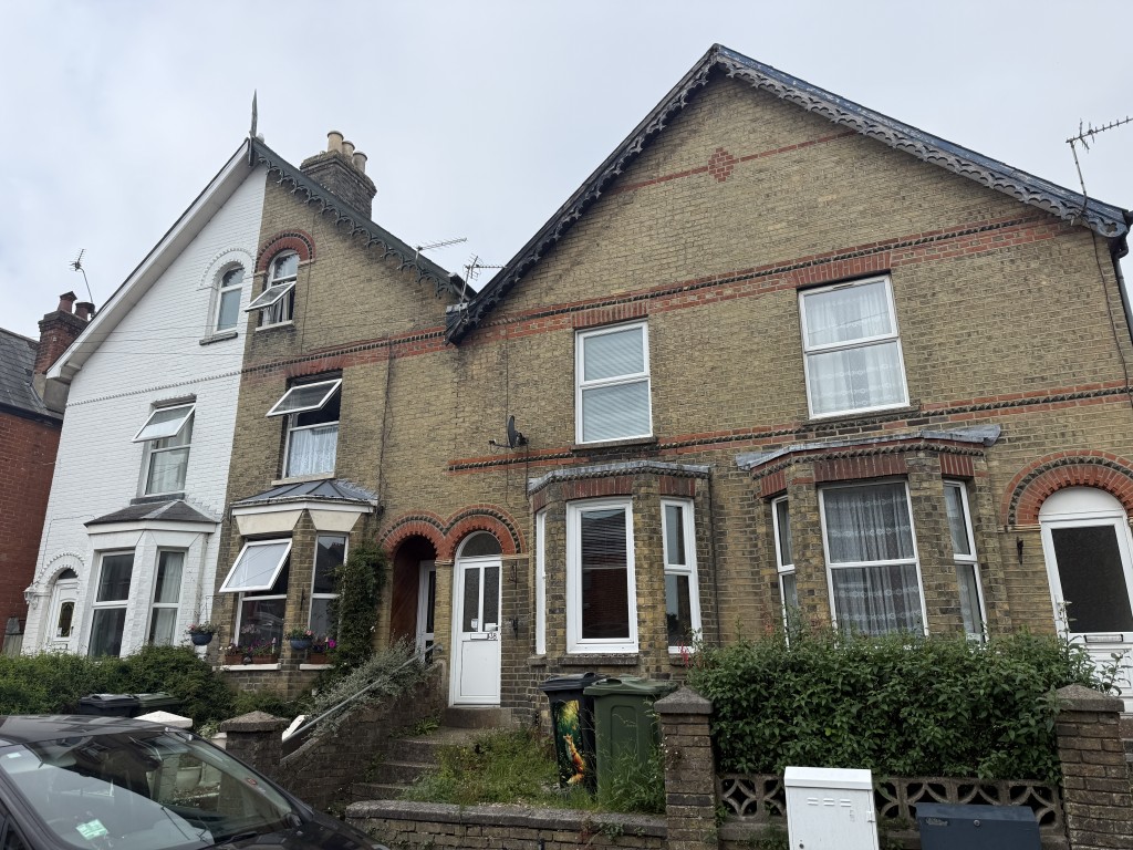 Lot: 142 - FREEHOLD TWO-BEDROOM HOUSE IN NEED OF IMPROVEMENT - Front view of terraced house